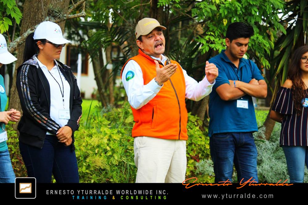 Team Building vivencial con cuerdas bajas para fortalecer la colaboración y el liderazgo en equipos de trabajo organizacionales